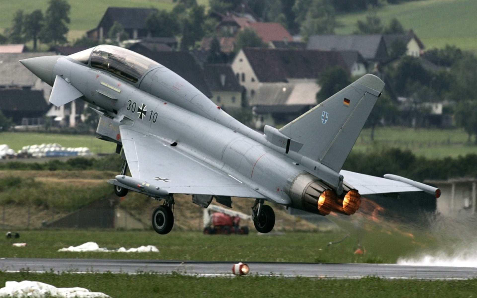 服务创新:赛车运动背后的智能科技,智能车赛道材料