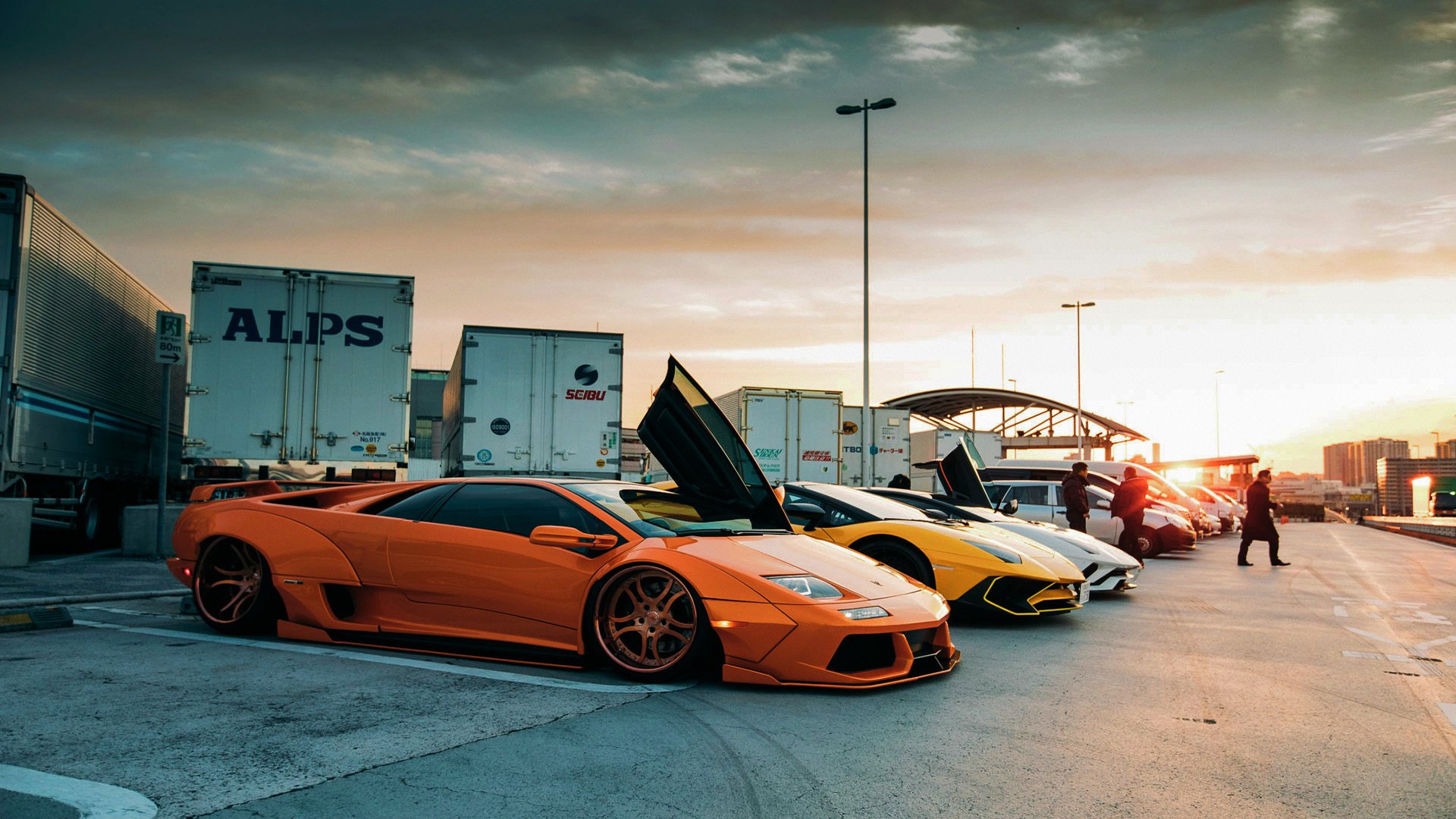 玻璃桥高空跳跃，勇气的极限挑战，挑战高空玻璃桥 说说