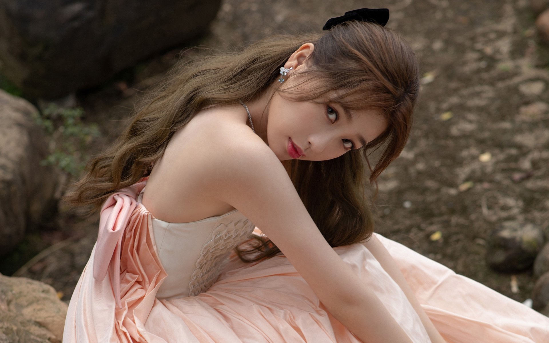 体育场上格局激烈,双方势均力敌拼尽全力,体育赛场竞争激烈,翻云覆雨,瞬息万变