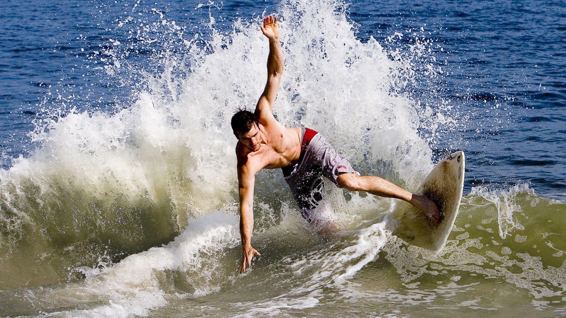 “快艇冲浪：马鞍山赛场突破极限，速度与技巧并肩作战”