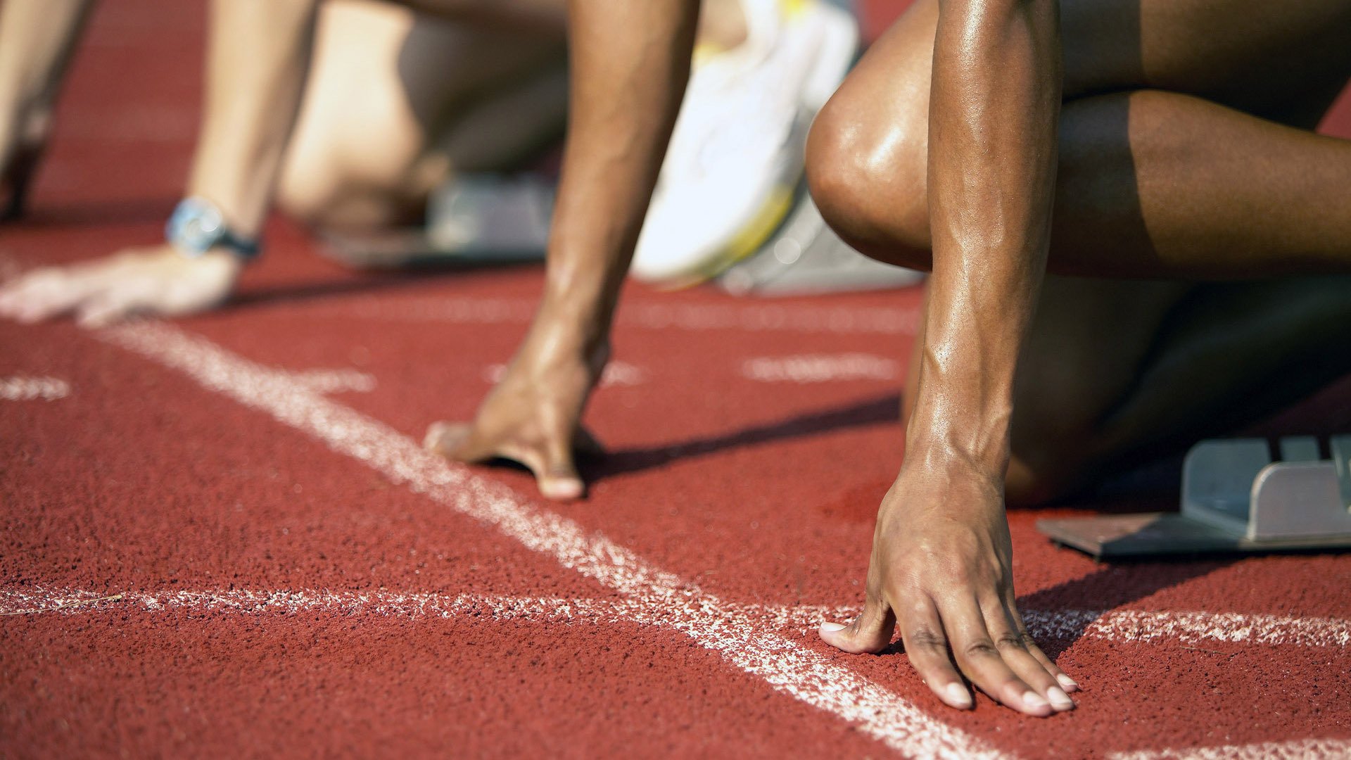 五大联赛是否通过高位站位压缩对手中场调度，五大联赛场地大小